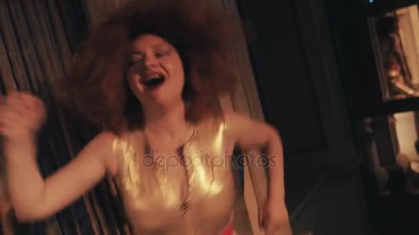 蓬松的姜黄色头发假发和金整体做鬼脸，舞蹈在舞台上的女人 — 图库视频影像