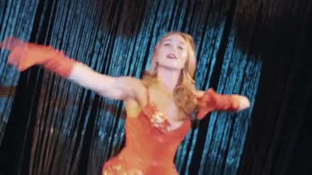 Chica en el mar temática de camarones rojos trajes de carnaval bailando en escena — Vídeos de Stock