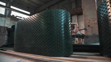 Paketleri ile çalışma tezgahları Fabrikası'nda kıllar ile yeşil plastik levhalar