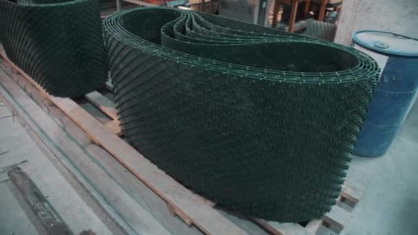 Empilements de feuilles de plastique vert avec des soies à l'usine avec des bancs de travail — Video