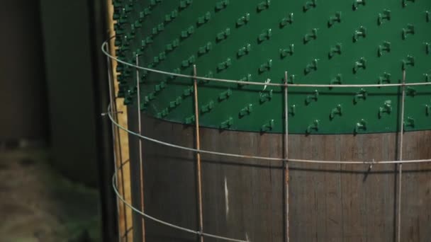 Foglio di plastica verde che accosta la costruzione del calderone metallico in fabbrica — Video Stock