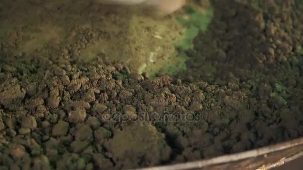 Rüttelnde Zementpartikel auf der Oberfläche der Metallmaschine, Ziehen mit der Schaufel — Stockvideo