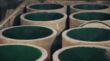 İçinde Yeşil plastik fabrika depolama yeri, ile yeni beton bacaları