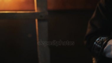 Geleneksel Rus balalaica kapalı oynayan unrecognisable adamın elleri