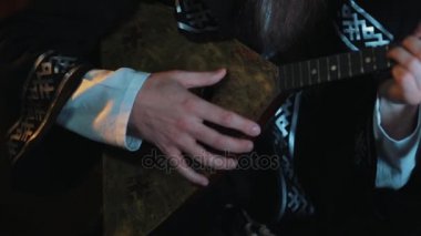 Dostum el yavaş yavaş inme dizeleri geleneksel Rus balalaica ornamet ile