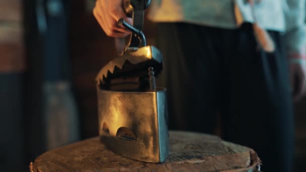 Ręką człowieka otwiera i blisko starego stylu węgla metalowe flatiron na pniu — Wideo stockowe