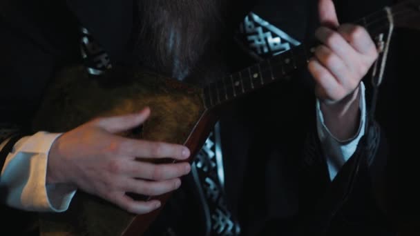 Χέρια του αγνώριστη άνθρωπος παίζει ιστορικά ussian balalaica σε εσωτερικούς χώρους — Αρχείο Βίντεο