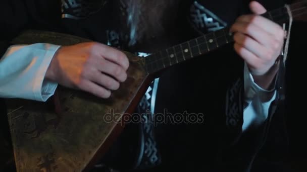 Ο άνθρωπος activly χέρια παίζοντας παραδοσιακή ρωσική balalaica με ornamet — Αρχείο Βίντεο