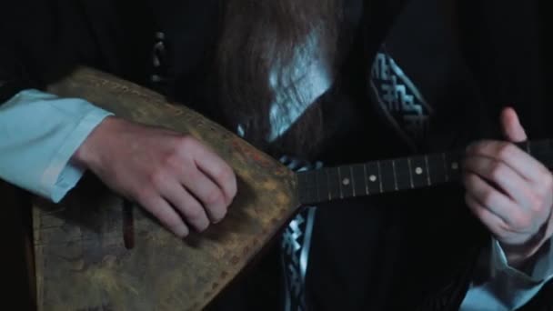 Чоловічої руки симпозіумах грають традиційні російські balalaica з ornamet — стокове відео