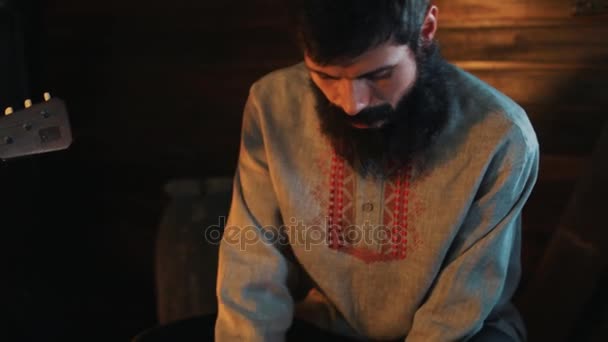 Γενειοφόρος άνδρας στην ιστορική ρωσική ρούχα καθαρισμού αιθάλης κατσαρόλα, παίρνει θυμωμένος — Αρχείο Βίντεο