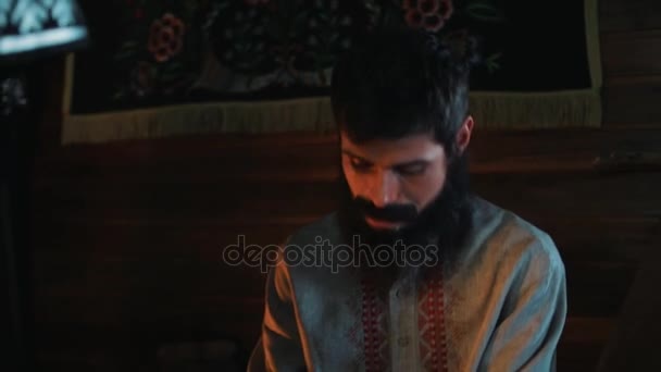 Bearded man in traditional russian kosovorotka shirt talking with monk — Stock Video