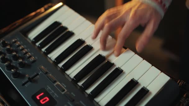 Erkek kosovorotka gömlek el hızlı dokunarak anahtarlarındaki'nin MIDI denetleyicisi klavye — Stok video