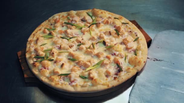 Ferramenta de casca tomar pizza de placa de madeira em cima de mesa de metal na cozinha — Vídeo de Stock