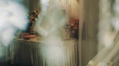 Ayna ve cam avize parçacıklar ötesinde flowes kız gibi tablo