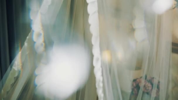 Lit avec voile transparent en soie blanche au-delà des particules de lustre en verre 