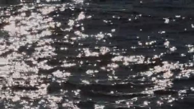 Deniz su yüzeyi güzel güneş yansımaları ile