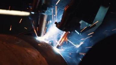 Otomatik makine kaynak işlemi sparkles sürü ile tüplerin