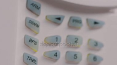 Panelde, kapanır kapak düğmelere güvenlik kodu parmak koyar