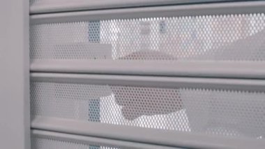 Metal koruma perdesi elektrik kutusuna anahtar dönüm kadın el kaldırdı