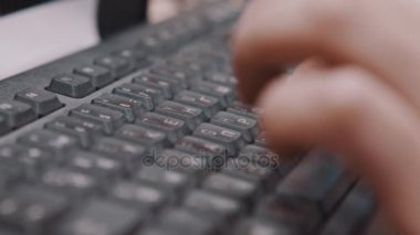 Klavyedeki düğmelere basmak ve kalem tutan ofis işçi ellerde