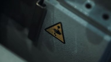 Tehlike uyarı etiket işareti, sarı üçgeni el, ok ve iki nokta ile