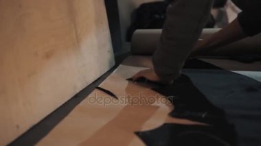 Kadın moda tasarımcısı eller conturing parça giysi whatman kağıt üzerinde