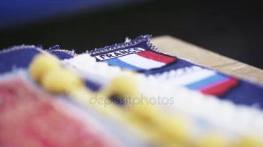 Yamalar ile Fransa ve kot malzeme parçası üzerinde Rus bayrakları