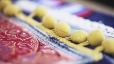 Desenli kumaş malzeme pom poms Atölyesi'nde denim yamalar ile parçası