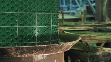 Endüstriyel vinç kazan içine yeşil plastik kaplı silindir koymak