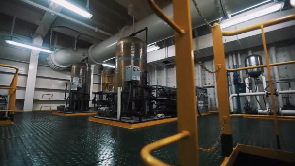 Wewnątrz zakładu produkcyjnego, dwóch konstrukcji metalowych butli z paneli sterowania — Wideo stockowe