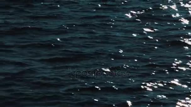 Okyanus su yüzeyinin güzel güneş yansımaları ile — Stok video