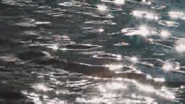Superfície de água do mar ondulada com flashes de belas reflexões do sol — Vídeo de Stock