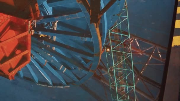 Wasserspiegelung eines massiven industriellen Metallrads im Freien an sonnigen Tagen — Stockvideo