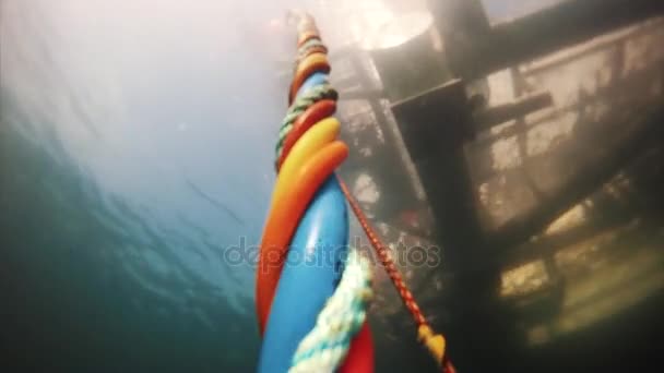 Sudut pandang penyelam scooba menarik tali berwarna-warni untuk mengeluarkan air ke permukaan — Stok Video