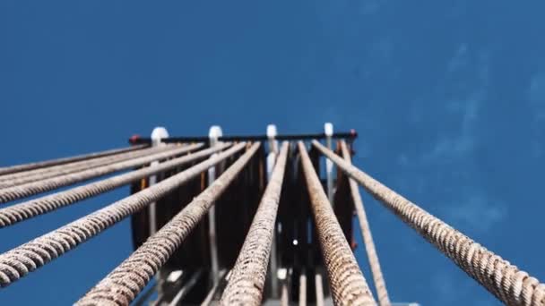 Cables metálicos Timelapse de estructura industrial crain al aire libre — Vídeo de stock