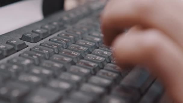 Handflächen von Büroangestellten drücken Tasten auf Tastatur und halten Stift — Stockvideo