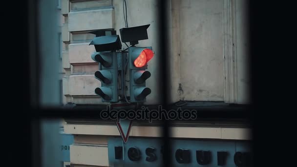 Circulation routière suspendue à la fenêtre extérieure dans la rue — Video