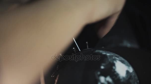Женщина модельер руку вытаскивает штифты из одежды кусок на манекен — стоковое видео