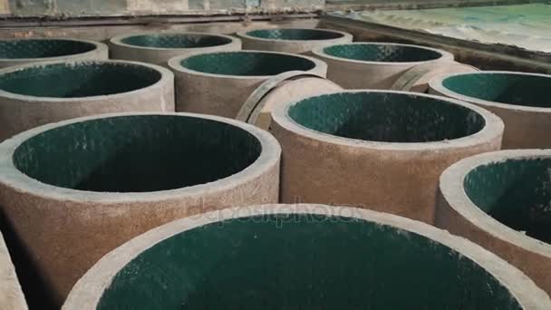 Novos bueiros de concreto com plástico verde no interior do local de armazenamento da fábrica — Vídeo de Stock