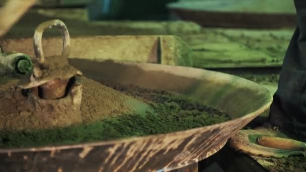 Trabajador esparcir cemento con palas sobre la máquina vibradora caldero de metal — Vídeo de stock