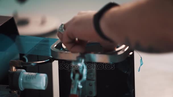 Fabricante de lentes. Las manos masculinas ponen película azul en la lente usando la máquina de trazado — Vídeos de Stock