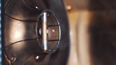 Adam El çamaşır makinesi fabrikası'nda metal meme içine lens koymak