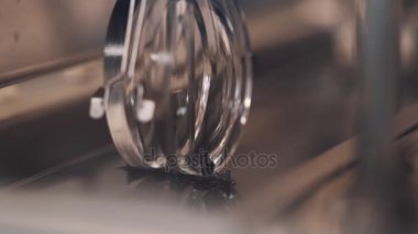 Yavaş yavaş sıvı fabrikada, dışarı rode lensler çekerek metal makine kanca