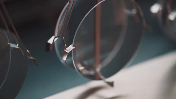 Lentilles nouvellement fabriquées oscillent sur le convoyeur à l'usine — Video