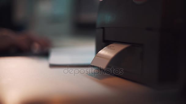 Ręka kobiety drukowanie naklejka plaster z informacji o produkcie — Wideo stockowe