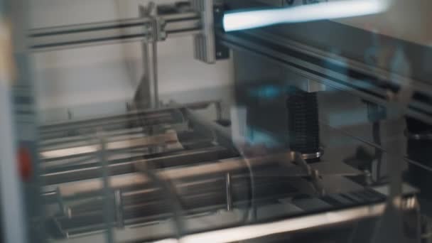 Автоматические крючки вытаскивают линзы из металлической камеры на заводе — стоковое видео