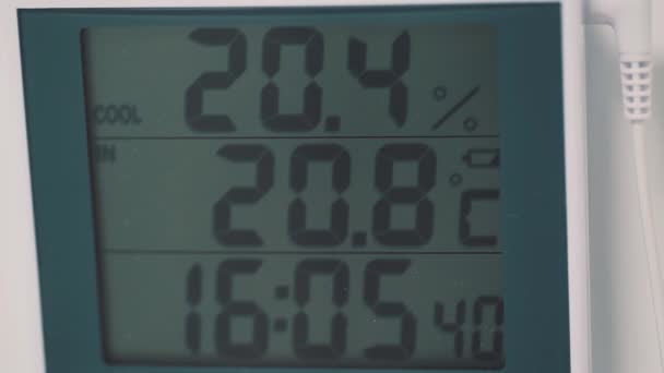 Digitales monochromes Display mit Zahlen, die Temperatur und Uhrzeit anzeigen — Stockvideo