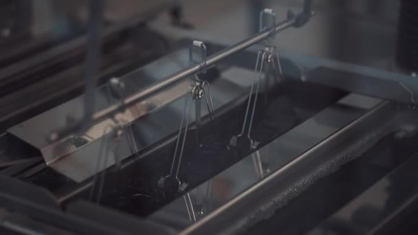 Automaten aus Metall ziehen Linsen auf ritt Wasser in der Anlage — Stockvideo