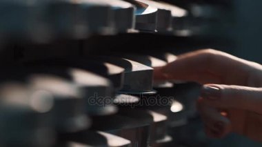 Kadın el al raflar yığınının metal disk tesisi depolama Oda