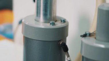 Ritmik gri metal makine fabrika odası sallayarak